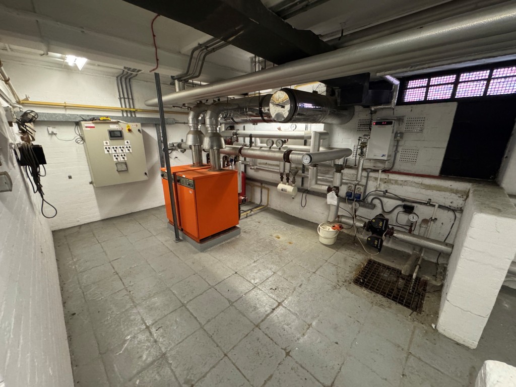 Lot: 42 - FREEHOLD PREMISES IN CENTRAL LOCATION WITH PARKING - Basement - boiler room
